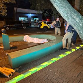 Jovem é executado a tiros e mulher é baleada em praça na zona sul de Maringá Foto 7 Fotos de Jovem é executado a tiros e mulher é baleada em praça na zona sul de Maringá