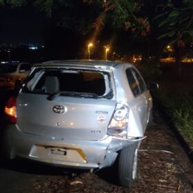 Jovem morre após bater moto na traseira de carro em Maringá Foto 2 Fotos de Jovem morre após bater moto na traseira de carro em Maringá