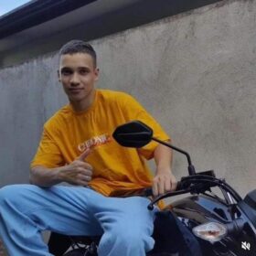Jovem morre após bater moto na traseira de carro em Maringá Foto 4 Fotos de Jovem morre após bater moto na traseira de carro em Maringá