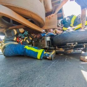 Motociclista fica preso embaixo de carreta após acidente em Maringá Foto 2 Fotos de Motociclista fica preso embaixo de carreta após acidente em Maringá