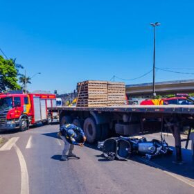 Motociclista fica preso embaixo de carreta após acidente em Maringá Foto 4 Fotos de Motociclista fica preso embaixo de carreta após acidente em Maringá