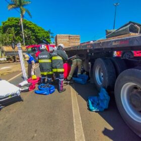 Motociclista fica preso embaixo de carreta após acidente em Maringá Foto 5 Fotos de Motociclista fica preso embaixo de carreta após acidente em Maringá