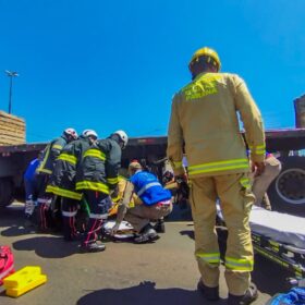 Motociclista fica preso embaixo de carreta após acidente em Maringá Foto 6 Fotos de Motociclista fica preso embaixo de carreta após acidente em Maringá