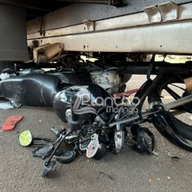 Motociclista sofre ferimentos grave após bater moto e cair embaixo de caminhão em Maringá Foto 2 Fotos de Motociclista sofre ferimentos grave após bater moto e cair embaixo de caminhão em Maringá