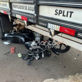 Motociclista sofre ferimentos grave após bater moto e cair embaixo de caminhão em Maringá Foto 3 Fotos de Motociclista sofre ferimentos grave após bater moto e cair embaixo de caminhão em Maringá