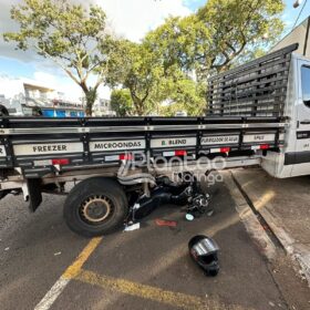 Motociclista sofre ferimentos grave após bater moto e cair embaixo de caminhão em Maringá Foto 5 Fotos de Motociclista sofre ferimentos grave após bater moto e cair embaixo de caminhão em Maringá