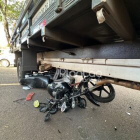 Motociclista sofre ferimentos grave após bater moto e cair embaixo de caminhão em Maringá Foto 6 Fotos de Motociclista sofre ferimentos grave após bater moto e cair embaixo de caminhão em Maringá