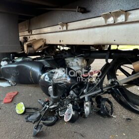 Motociclista sofre ferimentos grave após bater moto e cair embaixo de caminhão em Maringá Foto 8 Fotos de Motociclista sofre ferimentos grave após bater moto e cair embaixo de caminhão em Maringá