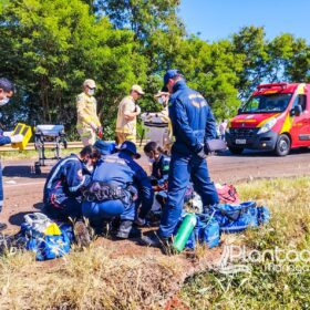 Motorista é socorrido de helicóptero após ser ejetado de veículo em capotamento Foto 8 Fotos de Motorista é socorrido de helicóptero após ser ejetado de veículo em capotamento