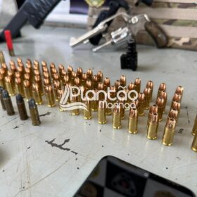 Polícia Militar prende traficante e apreende carros roubados, armas e drogas em Maringá Foto 5 Fotos de Polícia Militar prende traficante e apreende carros roubados, armas e drogas em Maringá