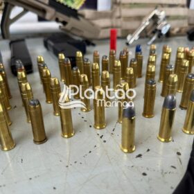 Polícia Militar prende traficante e apreende carros roubados, armas e drogas em Maringá Foto 9 Fotos de Polícia Militar prende traficante e apreende carros roubados, armas e drogas em Maringá