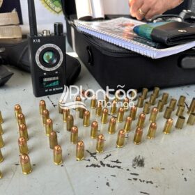 Polícia Militar prende traficante e apreende carros roubados, armas e drogas em Maringá Foto 10 Fotos de Polícia Militar prende traficante e apreende carros roubados, armas e drogas em Maringá