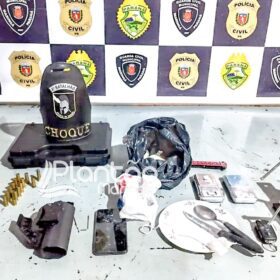 Policiais do Pelotão de Choque realiza apreensão de drogas e arma de fogo em Maringá Foto 2 Fotos de Policiais do Pelotão de Choque realiza apreensão de drogas e arma de fogo em Maringá