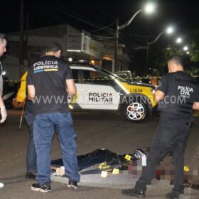 Adolescente é morto e outro baleado durante atentado a tiros em conveniência em Maringá Foto 11 Fotos de Adolescente é morto e outro baleado durante atentado a tiros em conveniência em Maringá