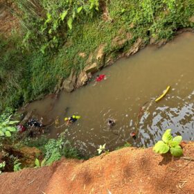 Adolescente morre afogado em córrego próximo ao Bosque II, em Maringá Foto 7 Fotos de Adolescente morre afogado em córrego próximo ao Bosque II, em Maringá