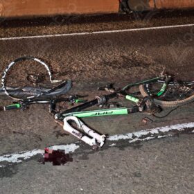 Ciclista morre atropelado e carreta tomba no Contorno Norte de Maringá Foto 2 Fotos de Ciclista morre atropelado e carreta tomba no Contorno Norte de Maringá