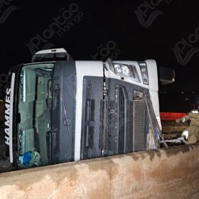 Ciclista morre atropelado e carreta tomba no Contorno Norte de Maringá Foto 12 Fotos de Ciclista morre atropelado e carreta tomba no Contorno Norte de Maringá