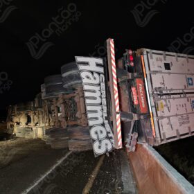 Ciclista morre atropelado e carreta tomba no Contorno Norte de Maringá Foto 13 Fotos de Ciclista morre atropelado e carreta tomba no Contorno Norte de Maringá