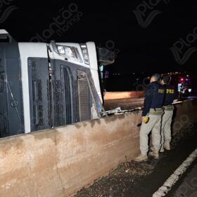 Ciclista morre atropelado e carreta tomba no Contorno Norte de Maringá Foto 17 Fotos de Ciclista morre atropelado e carreta tomba no Contorno Norte de Maringá