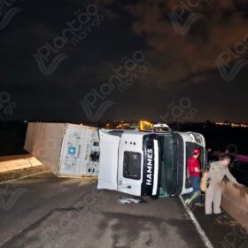 Ciclista morre atropelado e carreta tomba no Contorno Norte de Maringá Foto 18 Fotos de Ciclista morre atropelado e carreta tomba no Contorno Norte de Maringá