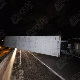 Ciclista morre atropelado e carreta tomba no Contorno Norte de Maringá Foto 19 Fotos de Ciclista morre atropelado e carreta tomba no Contorno Norte de Maringá