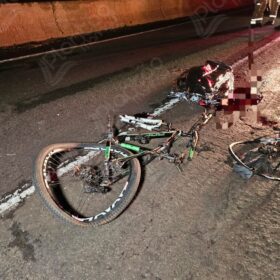 Ciclista morre atropelado e carreta tomba no Contorno Norte de Maringá Foto 1 Fotos de Ciclista morre atropelado e carreta tomba no Contorno Norte de Maringá