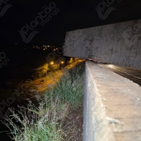 Ciclista morre atropelado e carreta tomba no Contorno Norte de Maringá Foto 5 Fotos de Ciclista morre atropelado e carreta tomba no Contorno Norte de Maringá