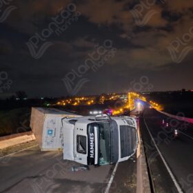 Ciclista morre atropelado e carreta tomba no Contorno Norte de Maringá Foto 6 Fotos de Ciclista morre atropelado e carreta tomba no Contorno Norte de Maringá