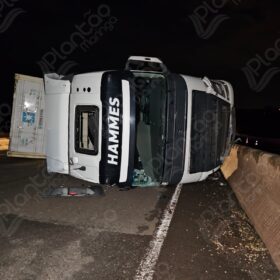 Ciclista morre atropelado e carreta tomba no Contorno Norte de Maringá Foto 7 Fotos de Ciclista morre atropelado e carreta tomba no Contorno Norte de Maringá
