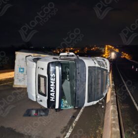 Ciclista morre atropelado e carreta tomba no Contorno Norte de Maringá Foto 9 Fotos de Ciclista morre atropelado e carreta tomba no Contorno Norte de Maringá