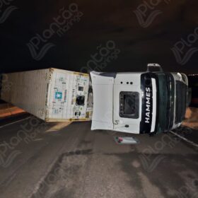 Ciclista morre atropelado e carreta tomba no Contorno Norte de Maringá Foto 10 Fotos de Ciclista morre atropelado e carreta tomba no Contorno Norte de Maringá