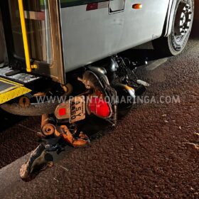 Moto vai parar embaixo de ônibus após acidente em Maringá Foto 2 Fotos de Moto vai parar embaixo de ônibus após acidente em Maringá