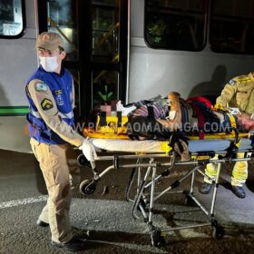 Moto vai parar embaixo de ônibus após acidente em Maringá Foto 3 Fotos de Moto vai parar embaixo de ônibus após acidente em Maringá