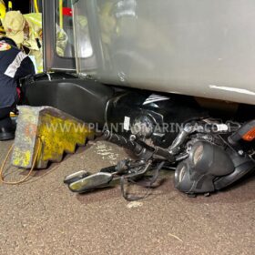 Moto vai parar embaixo de ônibus após acidente em Maringá Foto 4 Fotos de Moto vai parar embaixo de ônibus após acidente em Maringá