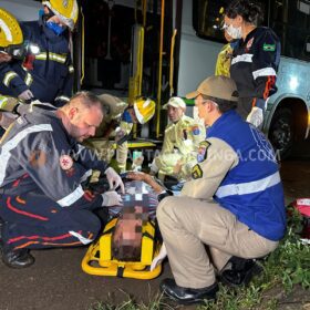 Moto vai parar embaixo de ônibus após acidente em Maringá Foto 6 Fotos de Moto vai parar embaixo de ônibus após acidente em Maringá