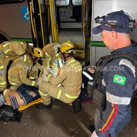 Moto vai parar embaixo de ônibus após acidente em Maringá Foto 7 Fotos de Moto vai parar embaixo de ônibus após acidente em Maringá