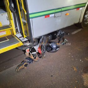 Moto vai parar embaixo de ônibus após acidente em Maringá Foto 8 Fotos de Moto vai parar embaixo de ônibus após acidente em Maringá