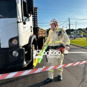 Mulher vai parar embaixo de caminhão após acidente em Maringá Foto 4 Fotos de Mulher vai parar embaixo de caminhão após acidente em Maringá