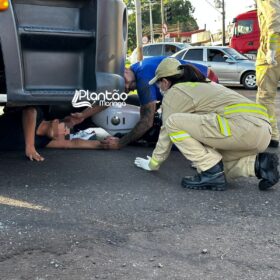 Mulher vai parar embaixo de caminhão após acidente em Maringá Foto 6 Fotos de Mulher vai parar embaixo de caminhão após acidente em Maringá