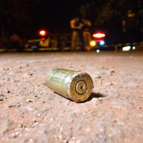 Câmera registrou jovem de 18 anos sendo executado em frente à casa de vizinho em Sarandi. Foto 4 Fotos de Câmera registrou jovem de 18 anos sendo executado em frente à casa de vizinho em Sarandi.