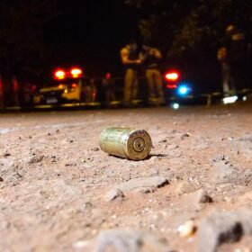 Câmera registrou jovem de 18 anos sendo executado em frente à casa de vizinho em Sarandi. Foto 9 Fotos de Câmera registrou jovem de 18 anos sendo executado em frente à casa de vizinho em Sarandi.