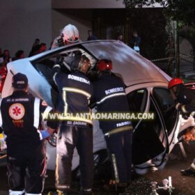 Carro para 'em cima' de outro após batida em Maringá Foto 4 Fotos de Carro para 'em cima' de outro após batida em Maringá