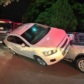 Carro para 'em cima' de outro após batida em Maringá Foto 6 Fotos de Carro para 'em cima' de outro após batida em Maringá