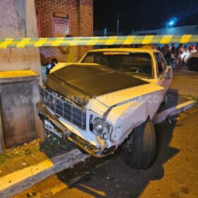 Carro atropela motociclista e bate em poste em Maringá Foto 2 Fotos de Carro atropela motociclista e bate em poste em Maringá
