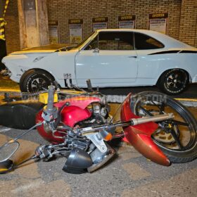 Carro atropela motociclista e bate em poste em Maringá Foto 5 Fotos de Carro atropela motociclista e bate em poste em Maringá