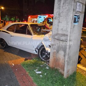Carro atropela motociclista e bate em poste em Maringá Foto 6 Fotos de Carro atropela motociclista e bate em poste em Maringá