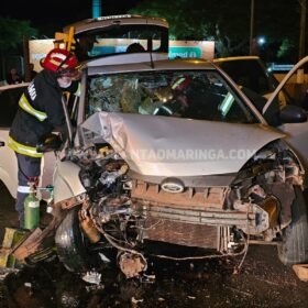 Casal fica ferido após acidente de carro em Maringá Foto 2 Fotos de Casal fica ferido após acidente de carro em Maringá