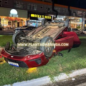 Homem de 49 anos sofre ferimentos graves ao capotar carro em Maringá Foto 4 Fotos de Homem de 49 anos sofre ferimentos graves ao capotar carro em Maringá
