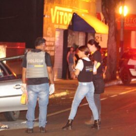 Homem é executado com 25 tiros dentro de carro em Sarandi Foto 2 Fotos de Homem é executado com 25 tiros dentro de carro em Sarandi