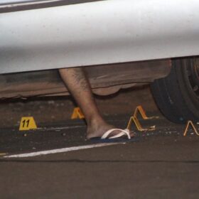 Homem é executado com 25 tiros dentro de carro em Sarandi Foto 19 Fotos de Homem é executado com 25 tiros dentro de carro em Sarandi